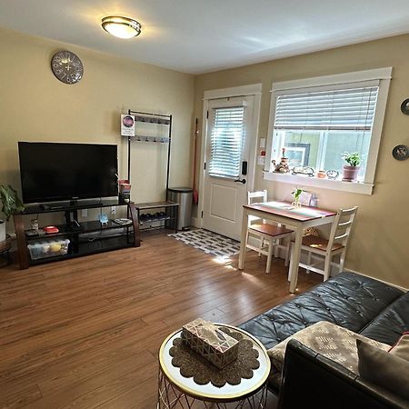 Separate Entry Sweet Home Victoria Extérieur photo